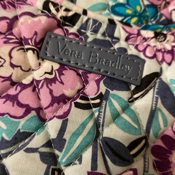 Vera Bradley Large Glenna Bag Penelope‘s garden is the print zipper closure - Picture 2 of 4